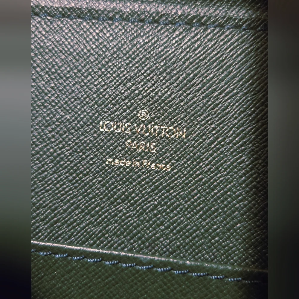 Louis Vuitton Porte Documents Lozan in Dark Green Taiga Leather VI0996